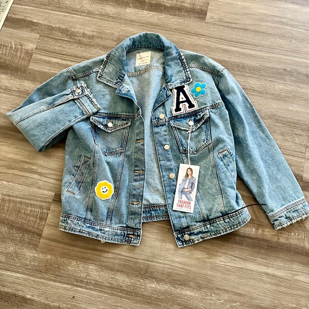 Adorable oversized denim jacket!! 🌻